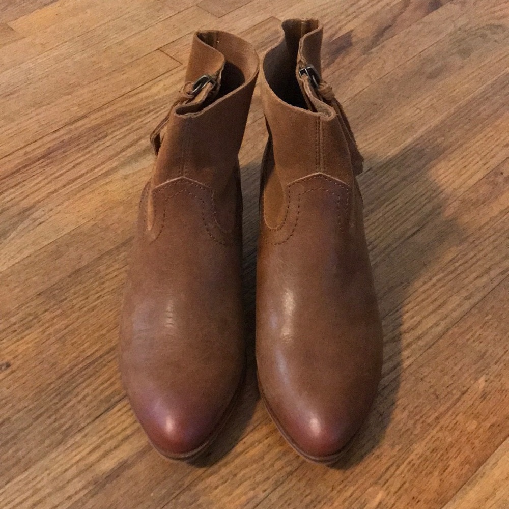 FRYE WOMEN'S COGNAC RUBIE SIDE ZIP LEATHER BOOTIE